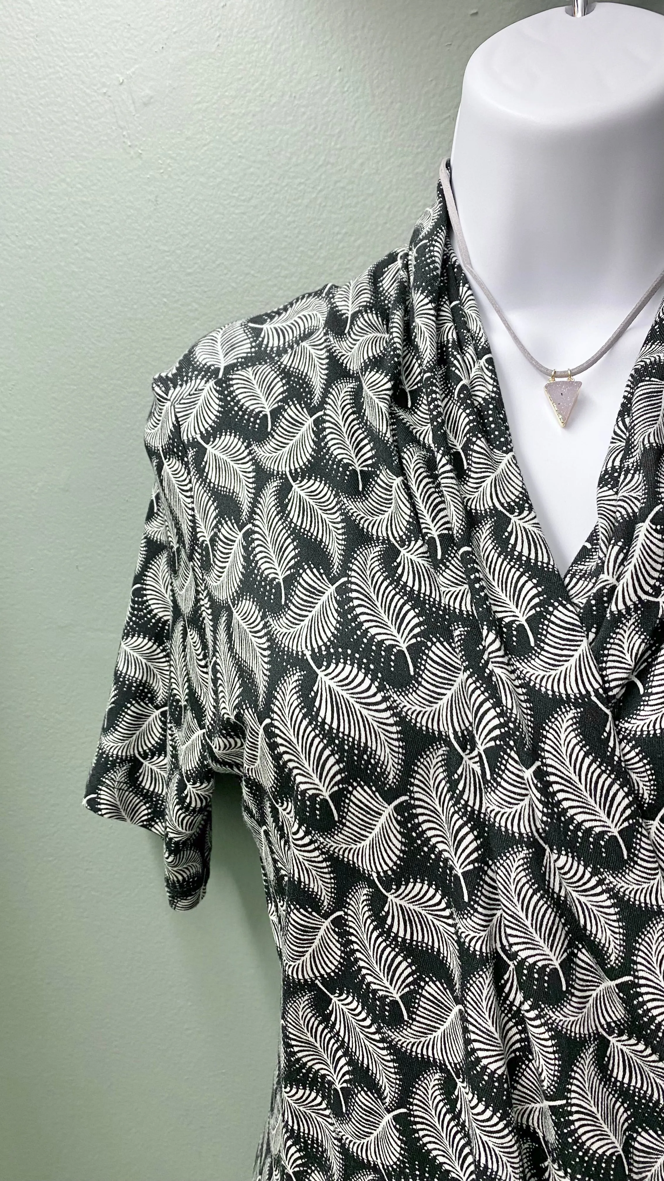 * Karen Kane Black and White Leaf Pattern Dress