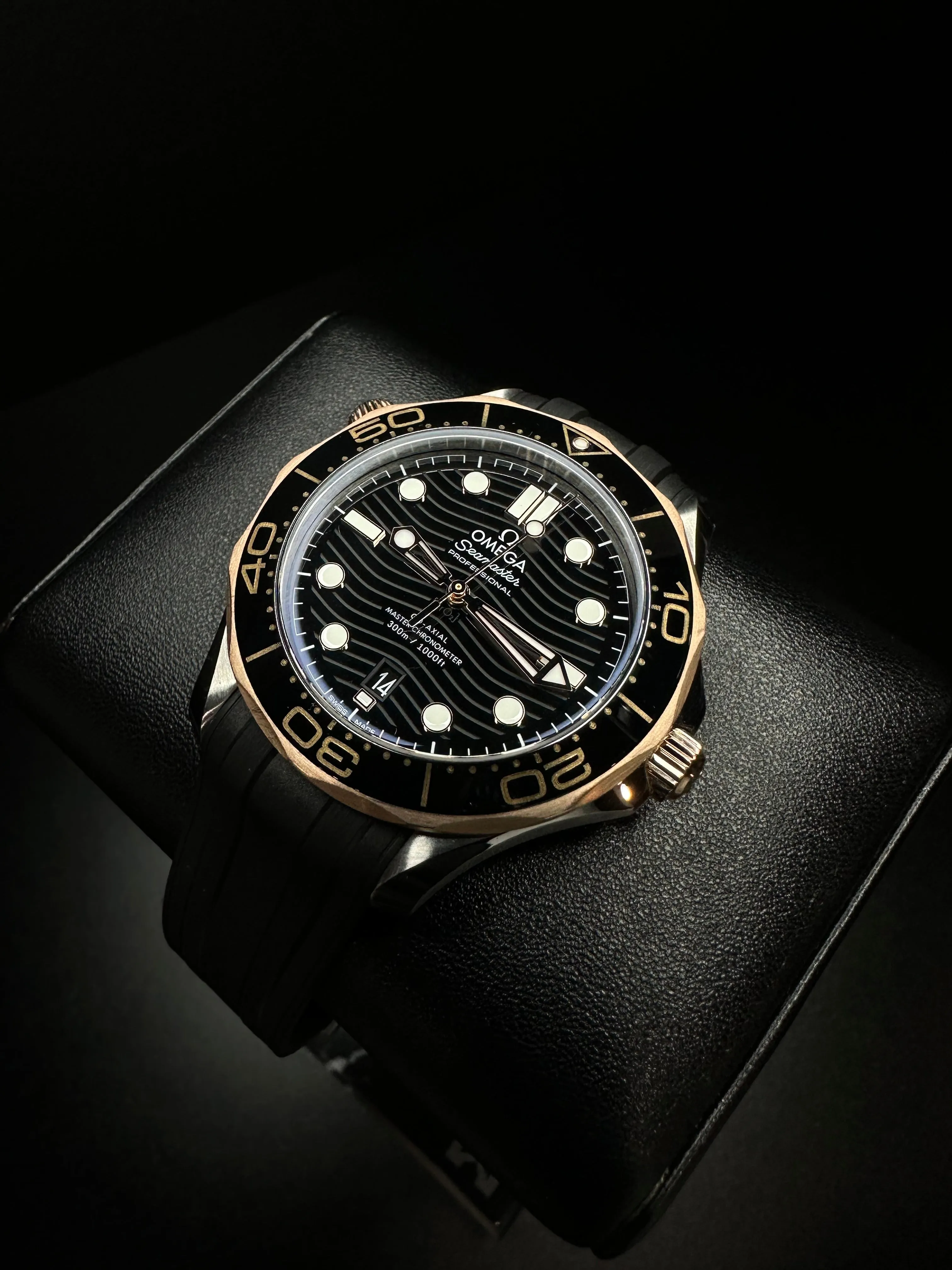 Omega Seamaster Diver 300M 42 mm, steel ‑ Sedna™ gold on rubber strap 210.22.42.20.01.002