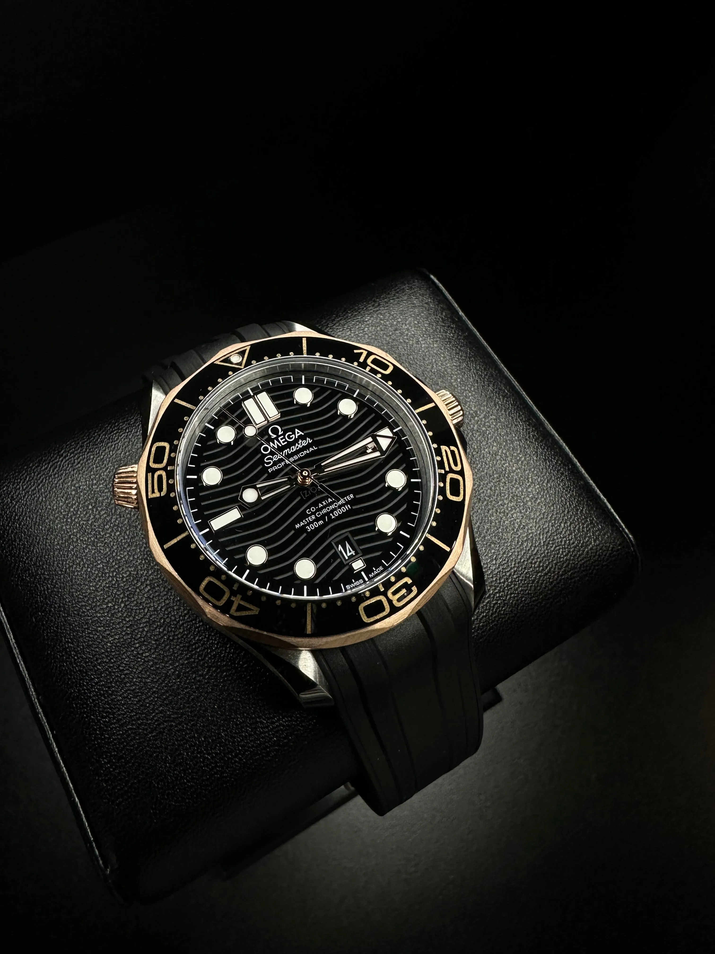 Omega Seamaster Diver 300M 42 mm, steel ‑ Sedna™ gold on rubber strap 210.22.42.20.01.002