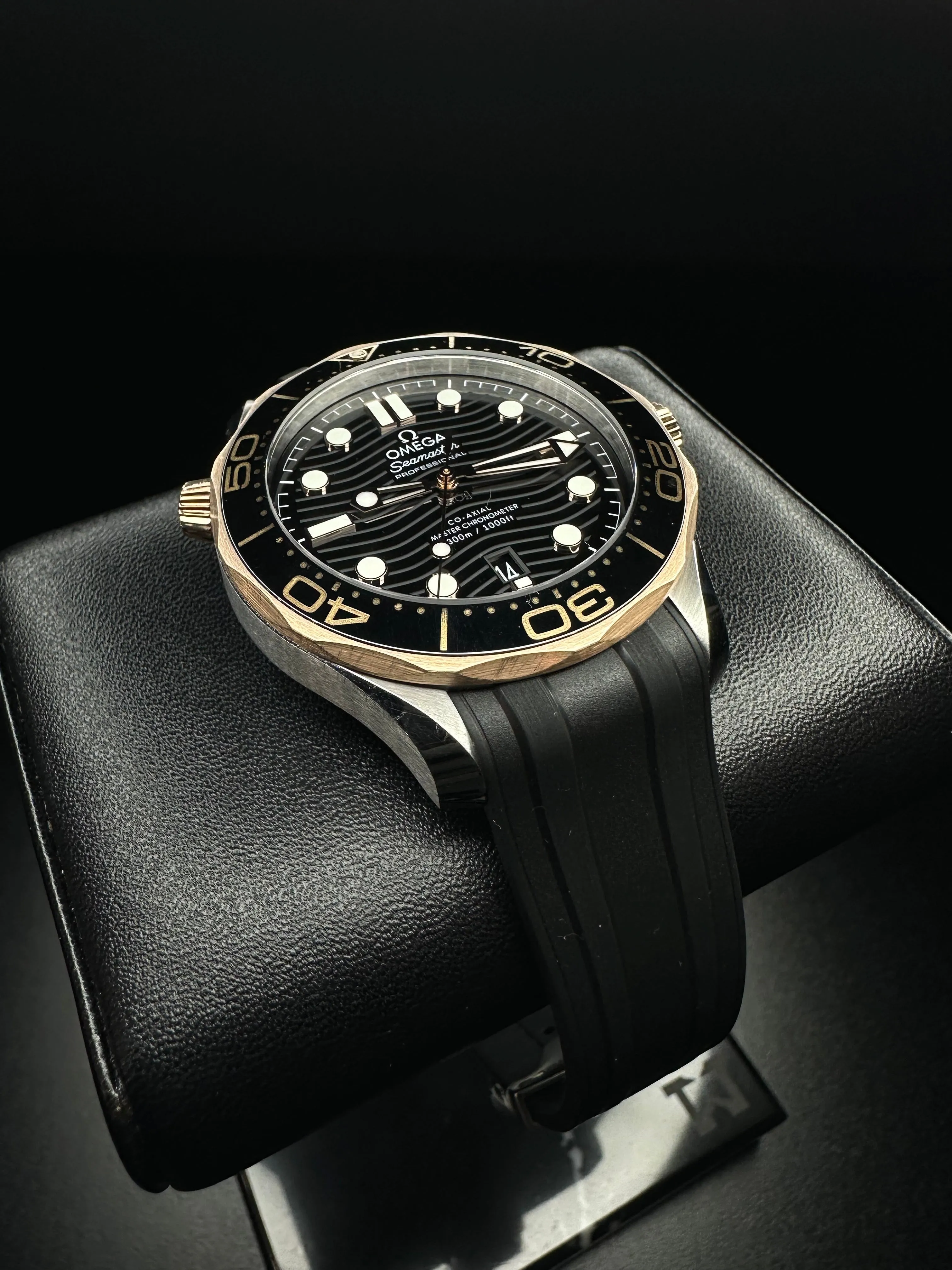 Omega Seamaster Diver 300M 42 mm, steel ‑ Sedna™ gold on rubber strap 210.22.42.20.01.002