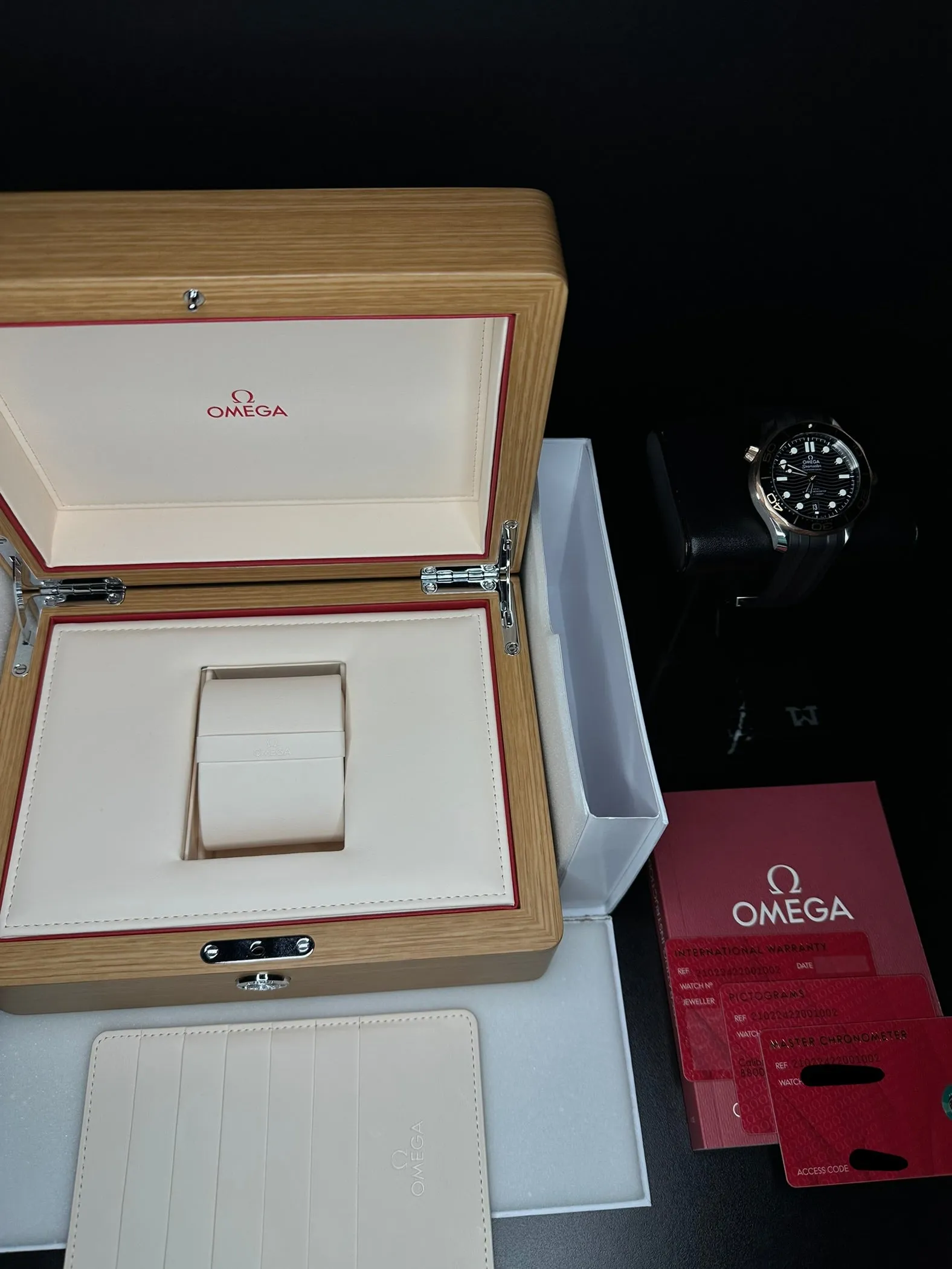 Omega Seamaster Diver 300M 42 mm, steel ‑ Sedna™ gold on rubber strap 210.22.42.20.01.002